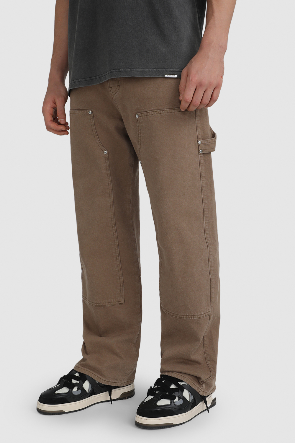 תמונת כל הלוק של נעלי סניקרס